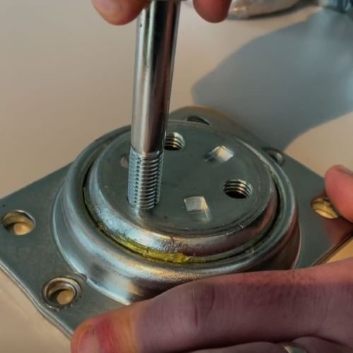 European-style plate swivel castor secured for a swivel-play measurement